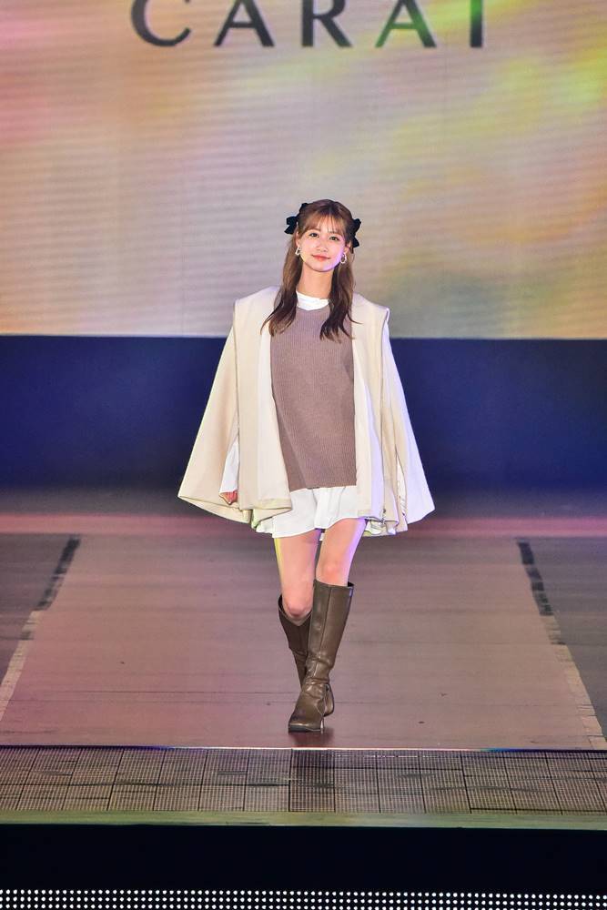 めるる、超ミニスカで大胆美脚　ケープコート組み合わせフェミニンな着こなし