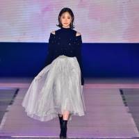 髙橋ひかる、シルバーのチュールスカート着こなし