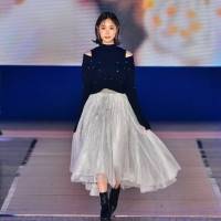 髙橋ひかる、ランウェイで圧倒的オーラ　シルバーのチュールスカート着こなし