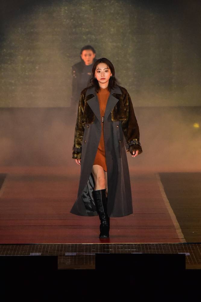 武田玲奈、ミニワンピで美太もも　コートとジャケットをレイヤードした都会的コーデ