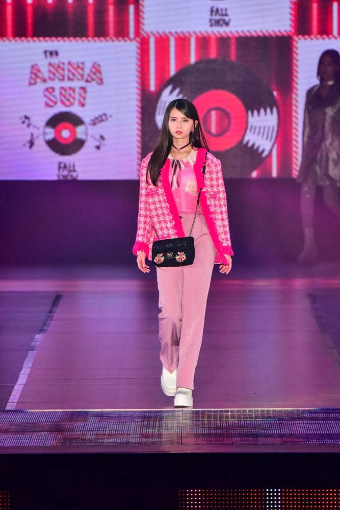 齋藤飛鳥、トップバッターで圧巻オーラ　際立つ長い脚　ピンクコーデを着こなし