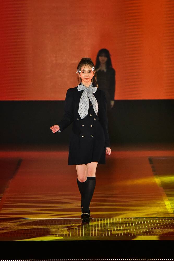 ノイミー谷崎早耶、美脚際立つミニワンピ　クラシック感あるコーデで大人な雰囲気も