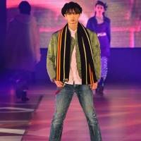 野村康太、ミリタリージャケットをオシャレに着こなし