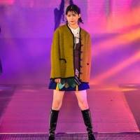 渡邉理佐、レイヤードミニスカで美脚見せ