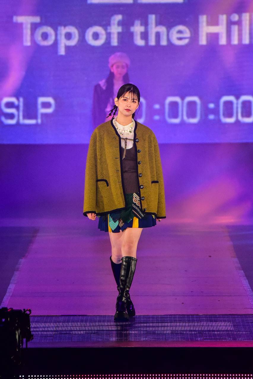 渡邉理佐、レイヤードミニスカで美脚見せ　オシャレに着こなし