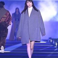 茅島みずき、ハーフコートのコーデで美脚映える