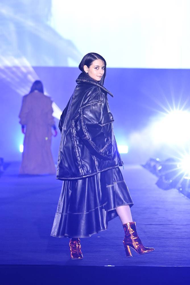 嵐莉菜、黒のワントーンコーデで力強く　オレンジゴールドのシューズが映える