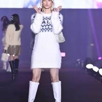 トラウデン直美、美脚映えるニットミニワンピ