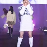トラウデン直美、美脚映えるニットミニワンピ