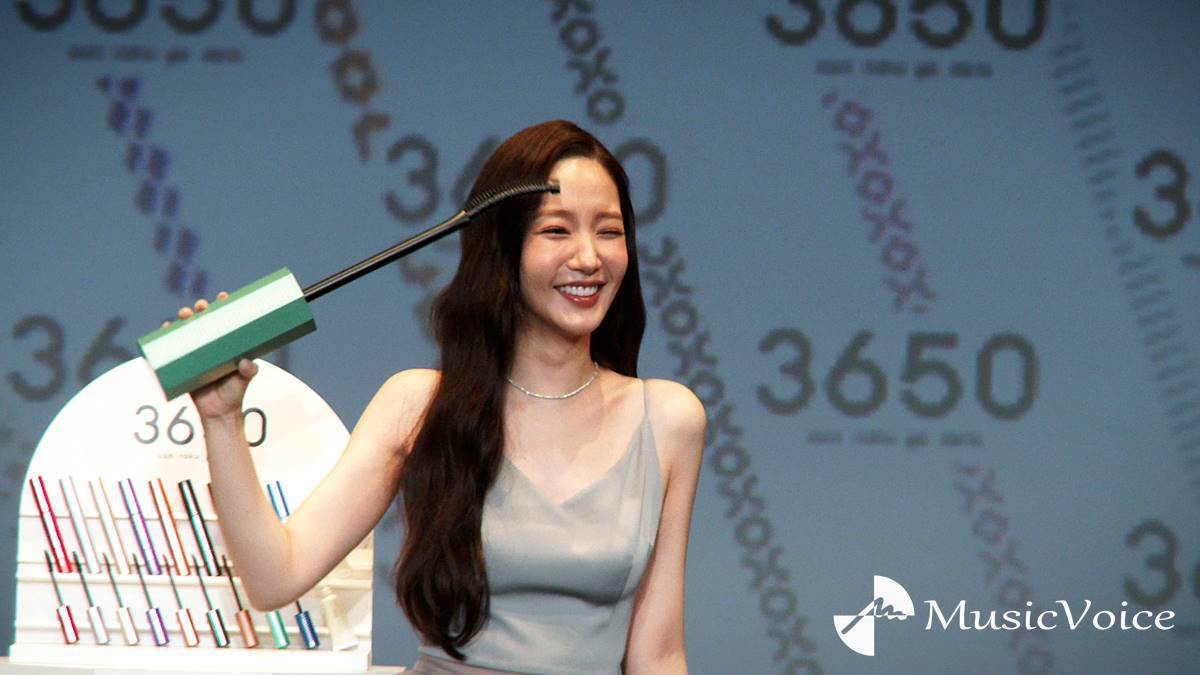 「キム秘書」パク・ミニョン緊急来日、美肌披露　美ロングまつげで「目の輝きを活かした演技」