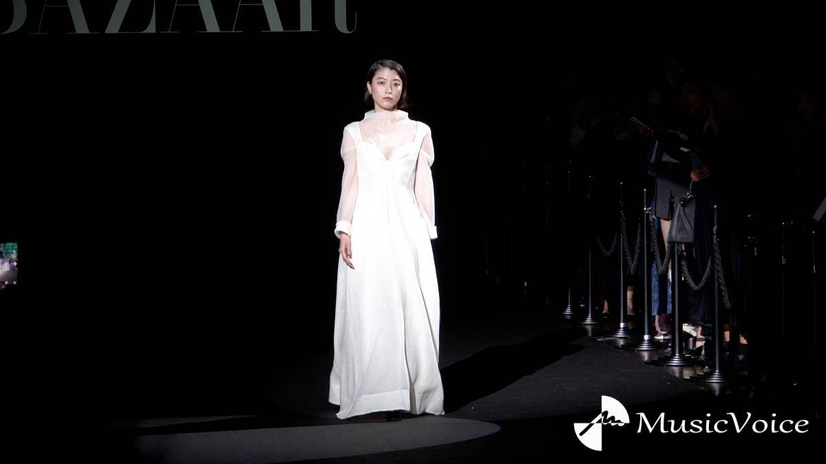 成海璃子、シースルーのホワイトドレス姿でブラックカーペット