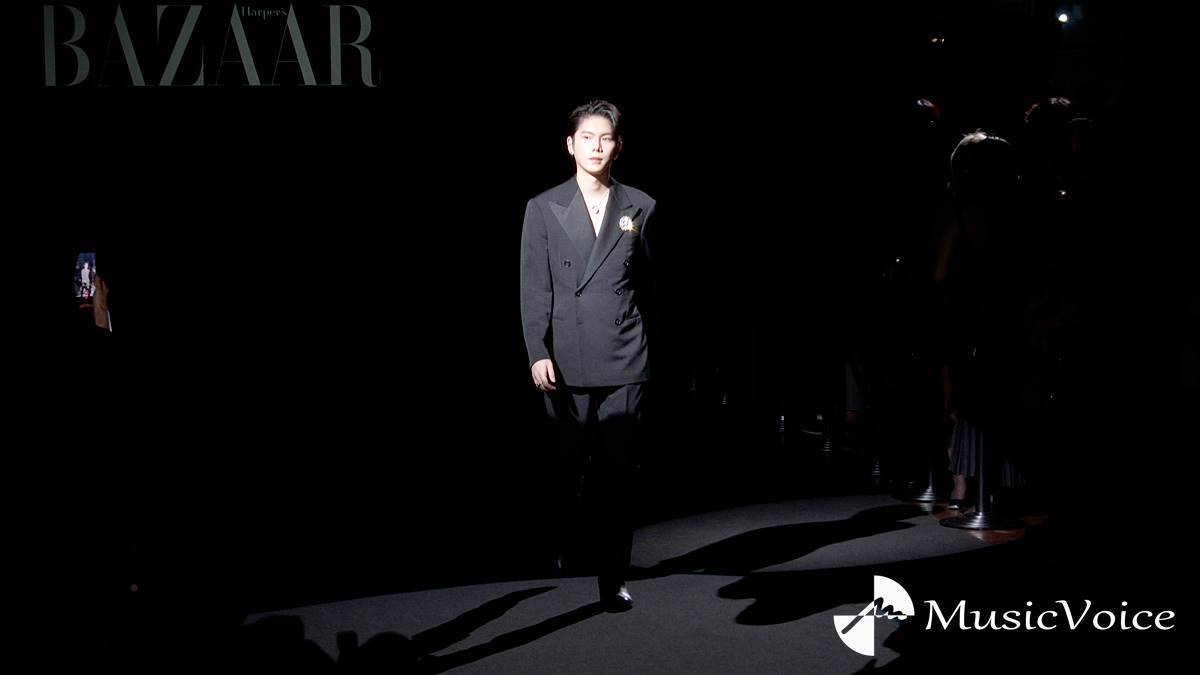 YU、胸元のネックレスが光る　セットアップでクールにブラックカーペット