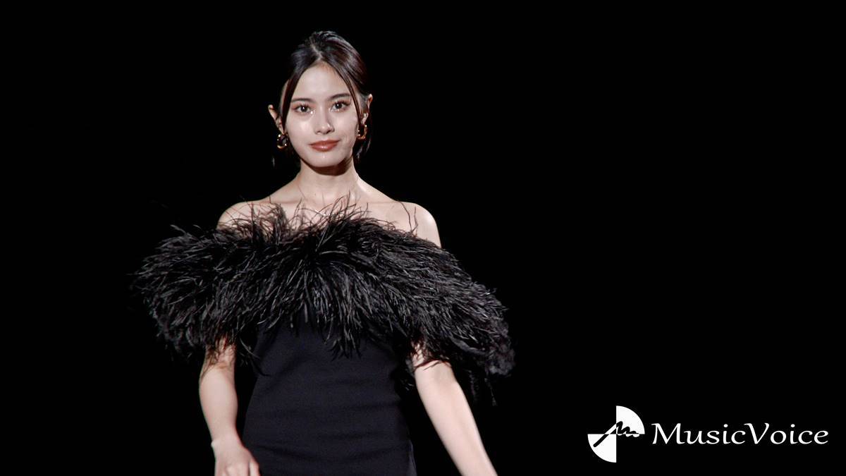 安斉星来、美背中＆美デコルテ際立つオフショルドレスでブラックカーペット