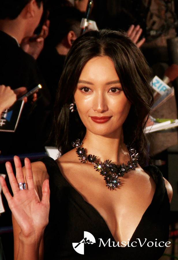 菜々緒、大胆胸元＆美背中　妖艶なドレス姿でレッドカーペット