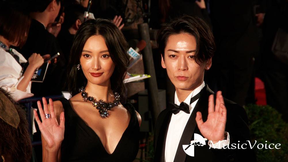 亀梨和也、自撮りで笑顔＆紳士的な姿も　菜々緒は大胆衣装でレッドカーペット彩る
