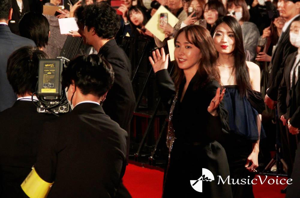 新垣結衣、誘導役を買って出る　稲垣吾郎らフォトセッション位置に手招き