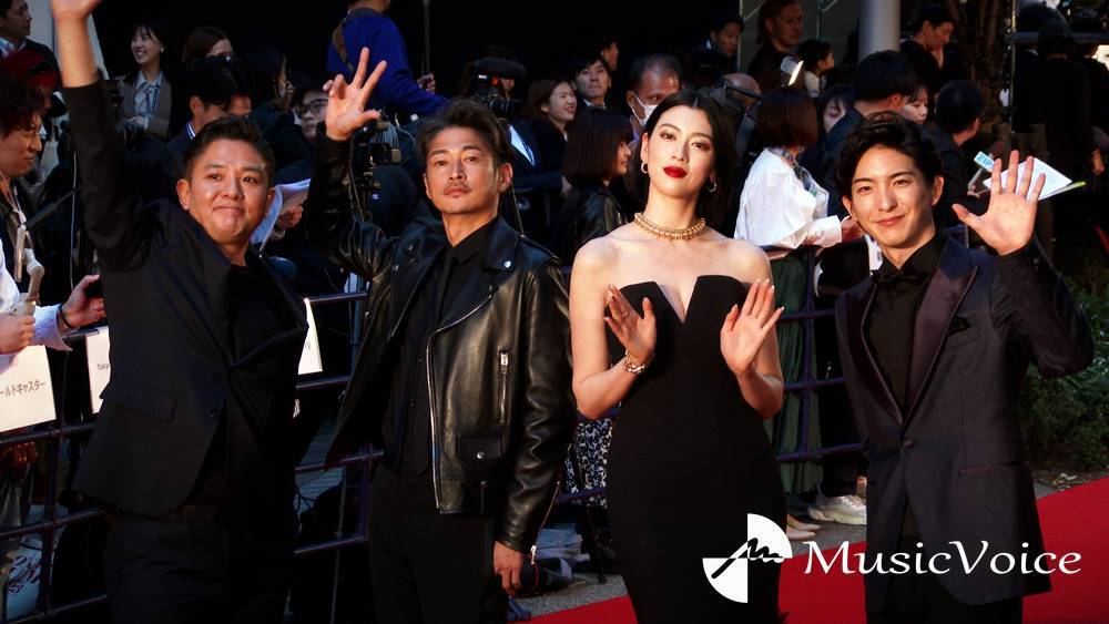三吉彩花、オフショルドレスで美デコルテ　窪塚洋介がレザージャケットでクールに