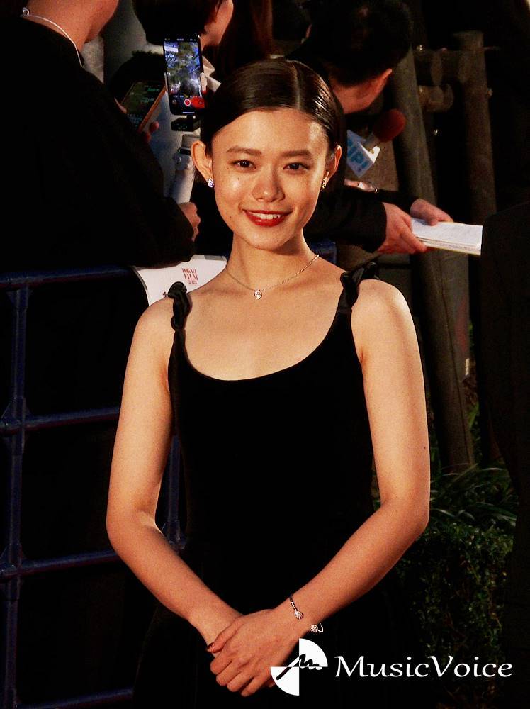 杉咲花、大胆肌見せ大人の装い　背中大きく開いたキャミドレス姿でレッドカーペット