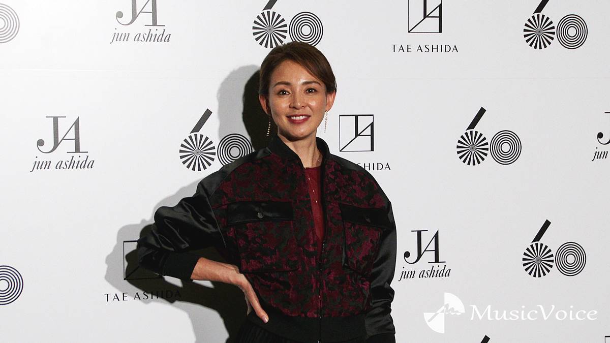 SHIHO、透け感のあるスカートを組み合わせた上品コーデ「スタイリッシュで気に入っています」