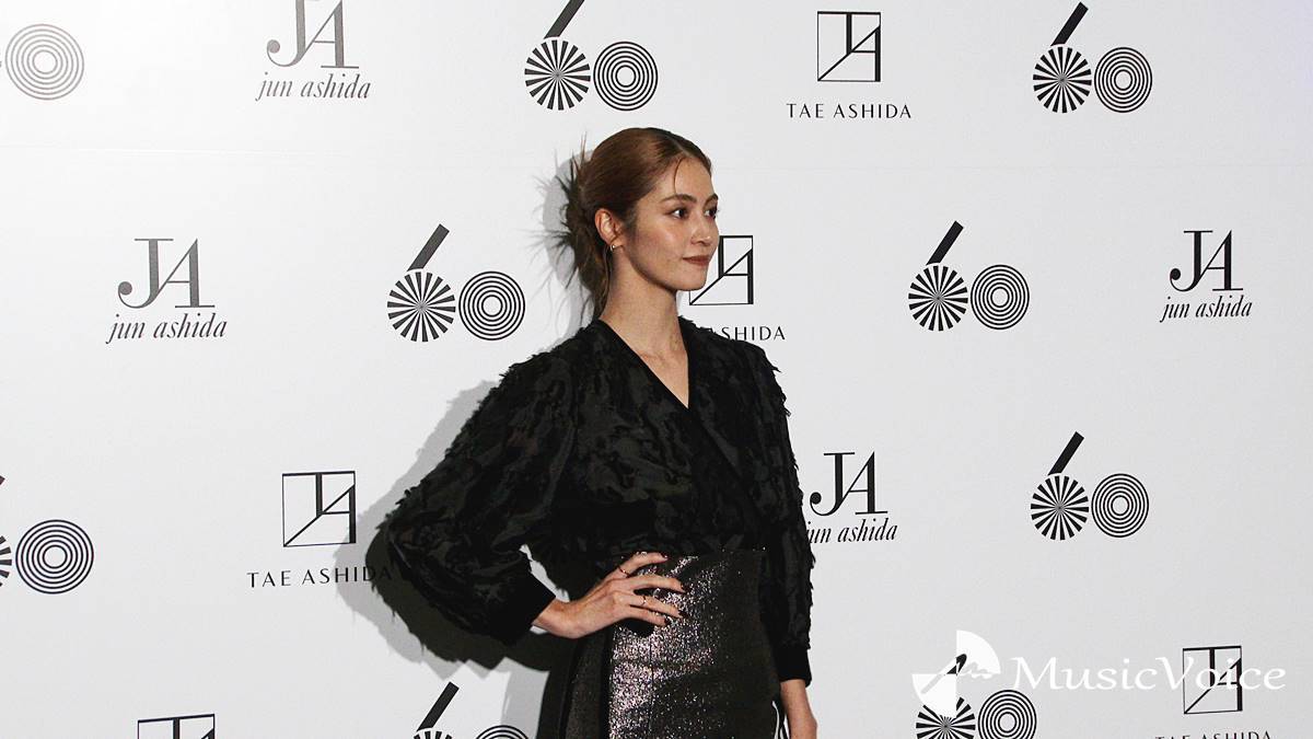 楓、美スタイル際立つタイトなミモレスカート「シックにそしてゴージャスにまとめました」