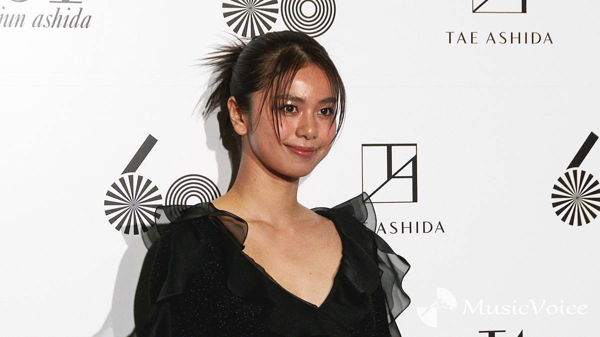 佐藤晴美、美デコルテライン＆シースルースカート「すごくお気に入りです！」