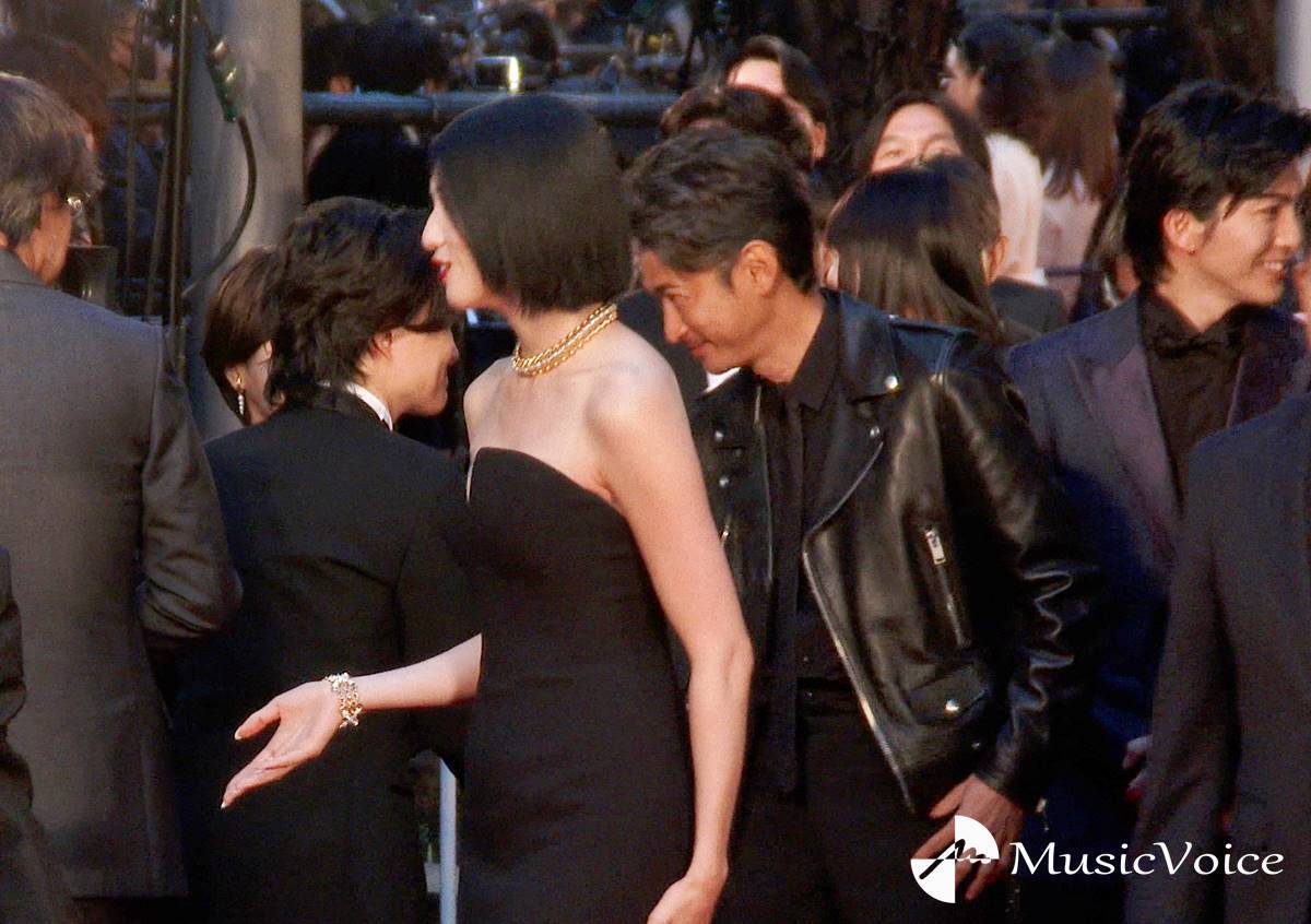 神木隆之介、三吉彩花と前田公輝と談笑　窪塚洋介とはがっちり握手　すれ違いざまに交流