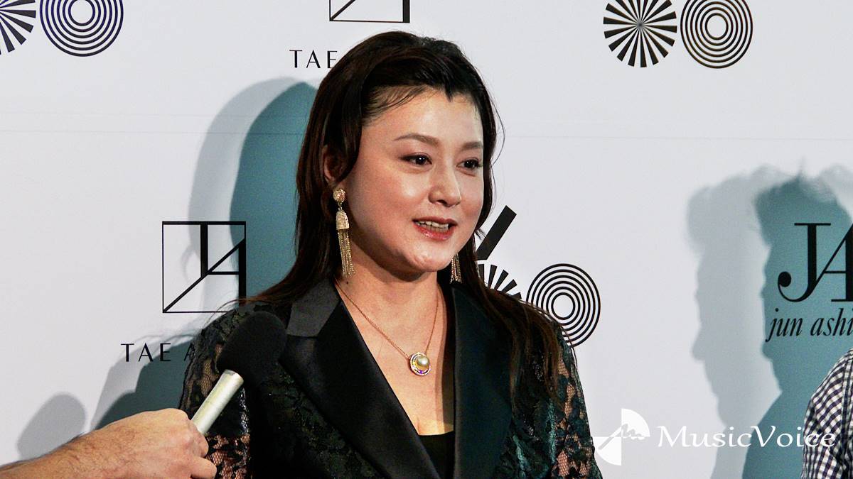 藤原紀香、目を滲ませる　ジュンアシダ創業者・芦田淳氏を想い　レースあしらった衣装