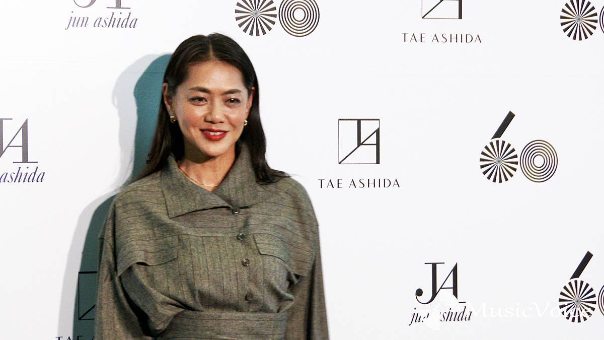 前田典子、アシダショーに感激「感動してウルウル」、フェミニンなファッション