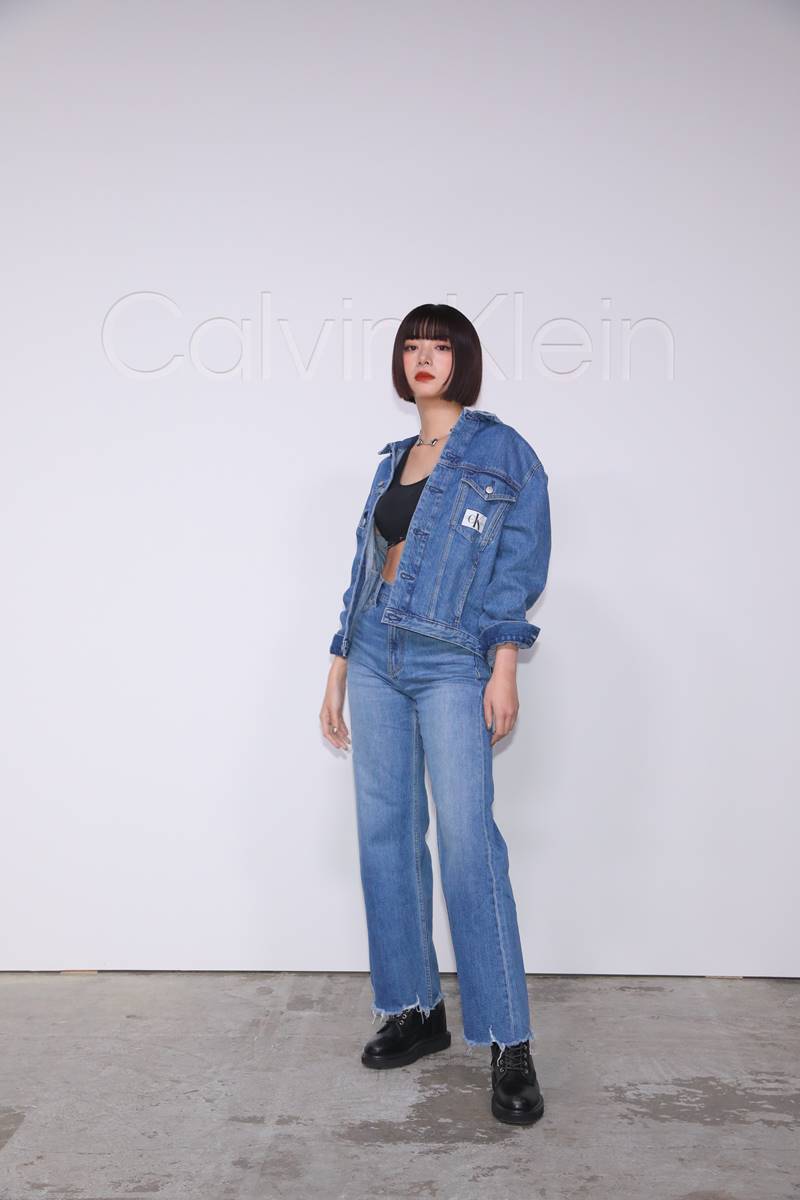 池田エライザ、デニムのセットアップにブラレットで大胆肌見せ