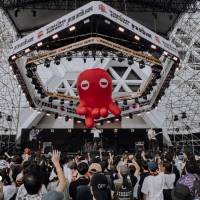 神サイ、初の海外公演は全中国語MCでパフォーマンス