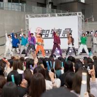 超特急、フリーライブで１万人を動員