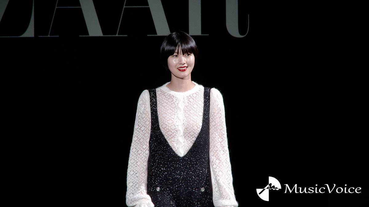 パリコレモデル稲垣貴子、透け感ニットトップスとサロペで圧巻美スタイル