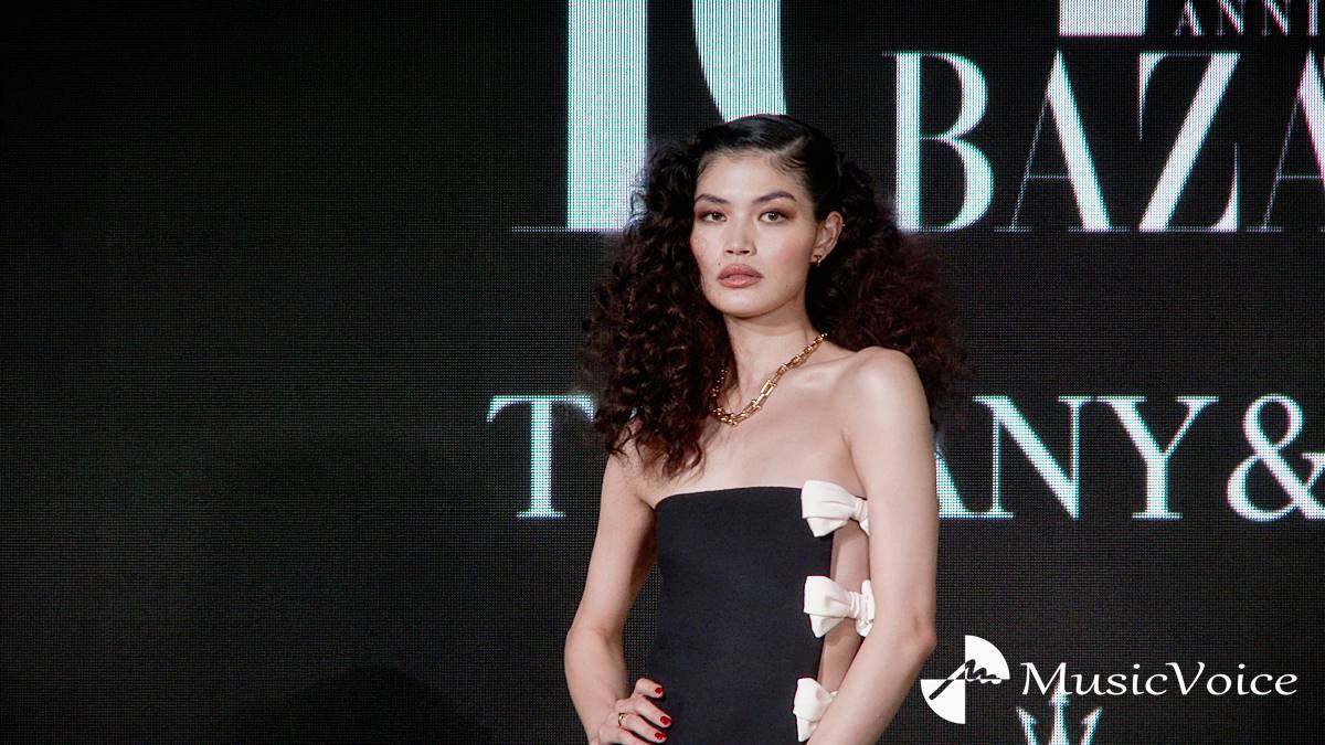 パリコレモデル福士リナ、大胆サイド開きドレス　圧巻の美スタイル