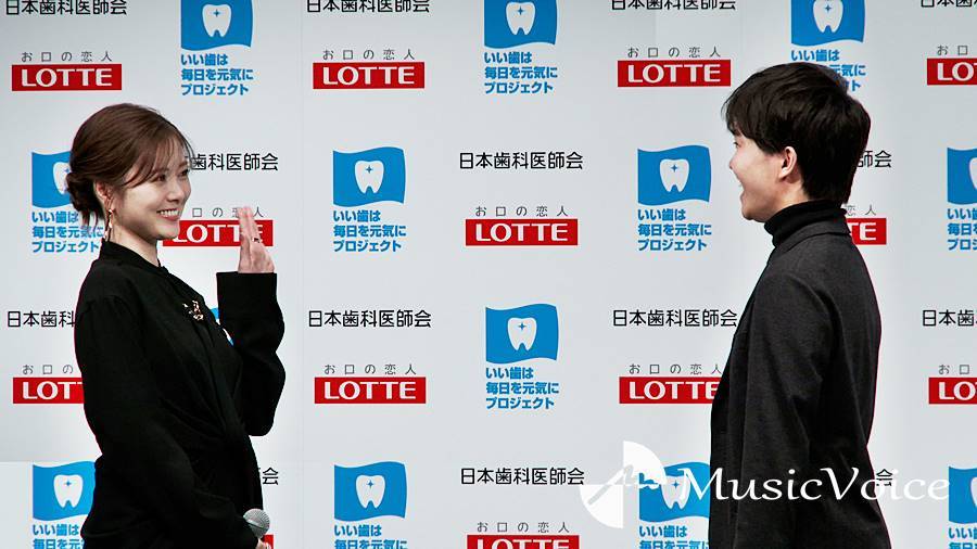 白石麻衣と見つめ合い照れる鈴木福「とても光栄です」とにっこり