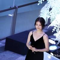 今田美桜、深いＶネックのキャミドレスでＸマスツリーを点灯