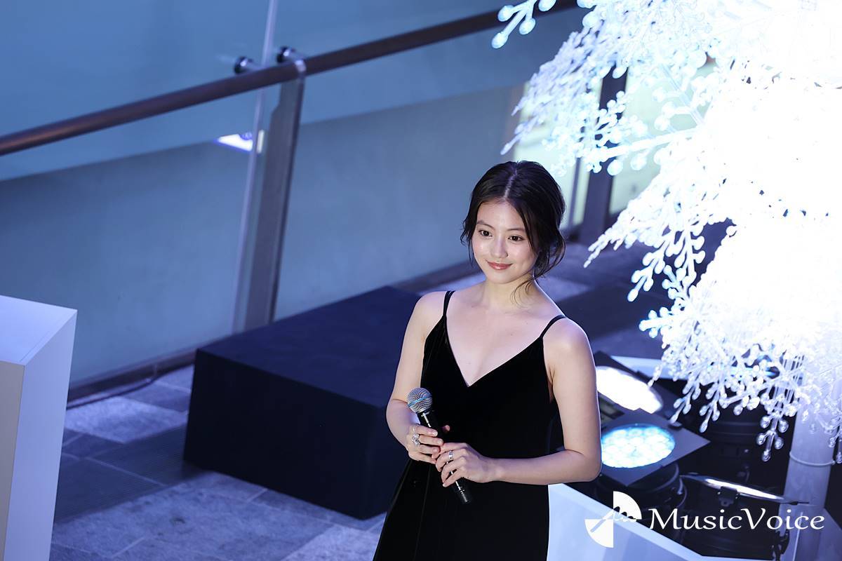 今田美桜、深いＶネックのキャミドレスでＸマスツリーを点灯