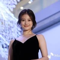 今田美桜、美背中＆美デコルテ　Ｖネックドレス姿でＸマスツリー点灯「雪の結晶みたい」