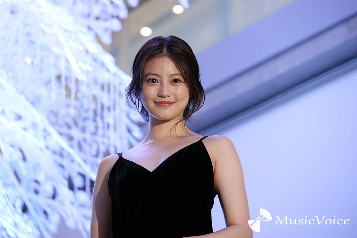 今田美桜、美背中＆美デコルテ　Ｖネックドレス姿でＸマスツリー点灯「雪の結晶みたい」