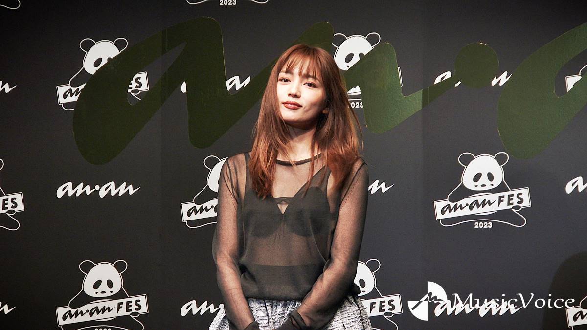 川口春奈、シースルーで大胆肌見せ　大人の装いに司会者も「セクシーでドキッと」