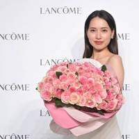 戸田恵梨香、透き通る美肌　透明感あるオフショルドレス姿に「私は見えていますか？笑」
