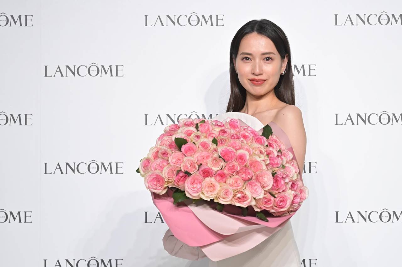 戸田恵梨香、透き通る美肌　透明感あるオフショルドレス姿に「私は見えていますか？笑」