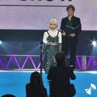 “あのちゃん”ano、金髪に大胆イメチェン　「青が好き」ブルーカーペット颯爽と