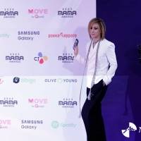 YOSHIKI「MAMA AWARDS」登場、スマホ片手に颯爽とレッドカーペット