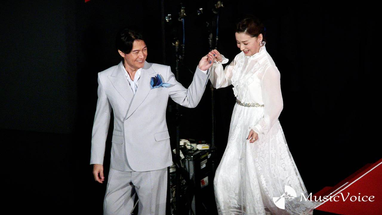 福山雅治、紳士的！檀れいをエスコート　入場時は客席通路から登場