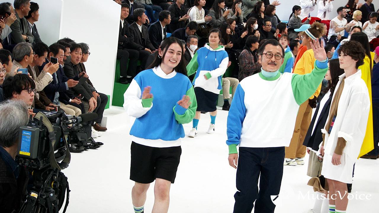 吉田鋼太郎×八木莉可子ら、曽我部恵一の演奏をバックにウォーキング