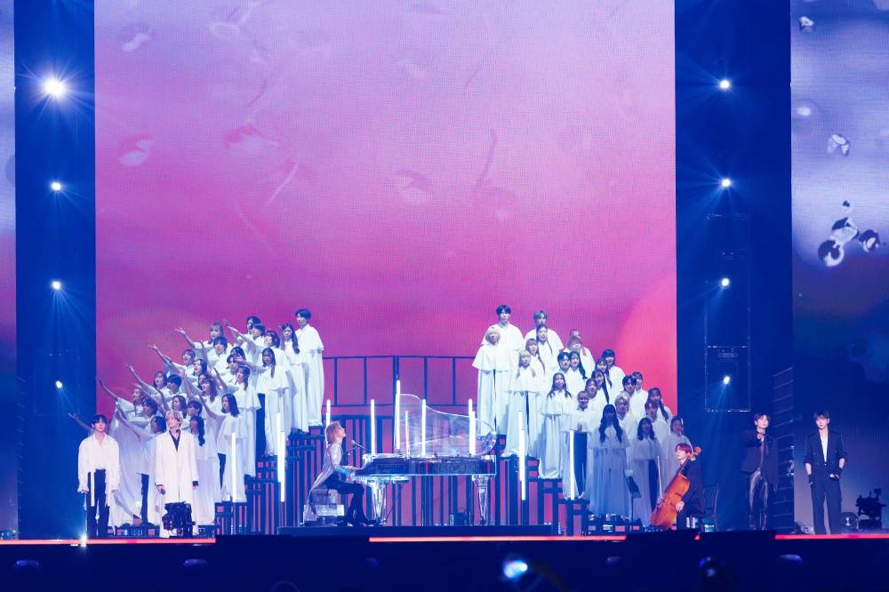 YOSHIKI、東京ドームでTXTらと共演　「ENDLESS RAIN」をパフォーマンス　