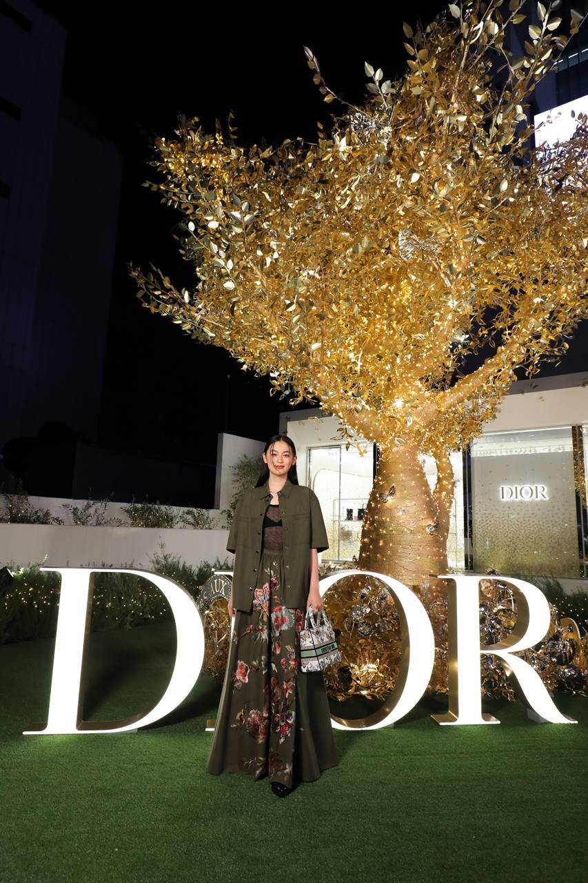 八木莉可子、透け感シースルートップスに蝶がモチーフのコーデ「すごく素敵」