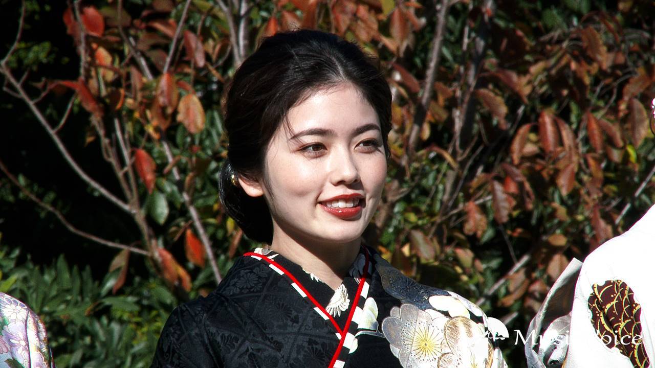 小芝風花、力強さ願う金彩の黒振袖「クールでビシッと決めたいと思った」