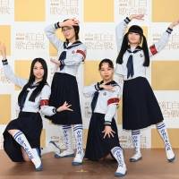 新しい学校のリーダーズ、紅色のセーラー服で紅白トップバッター　出演者も“首振りダンス”で盛り上げる