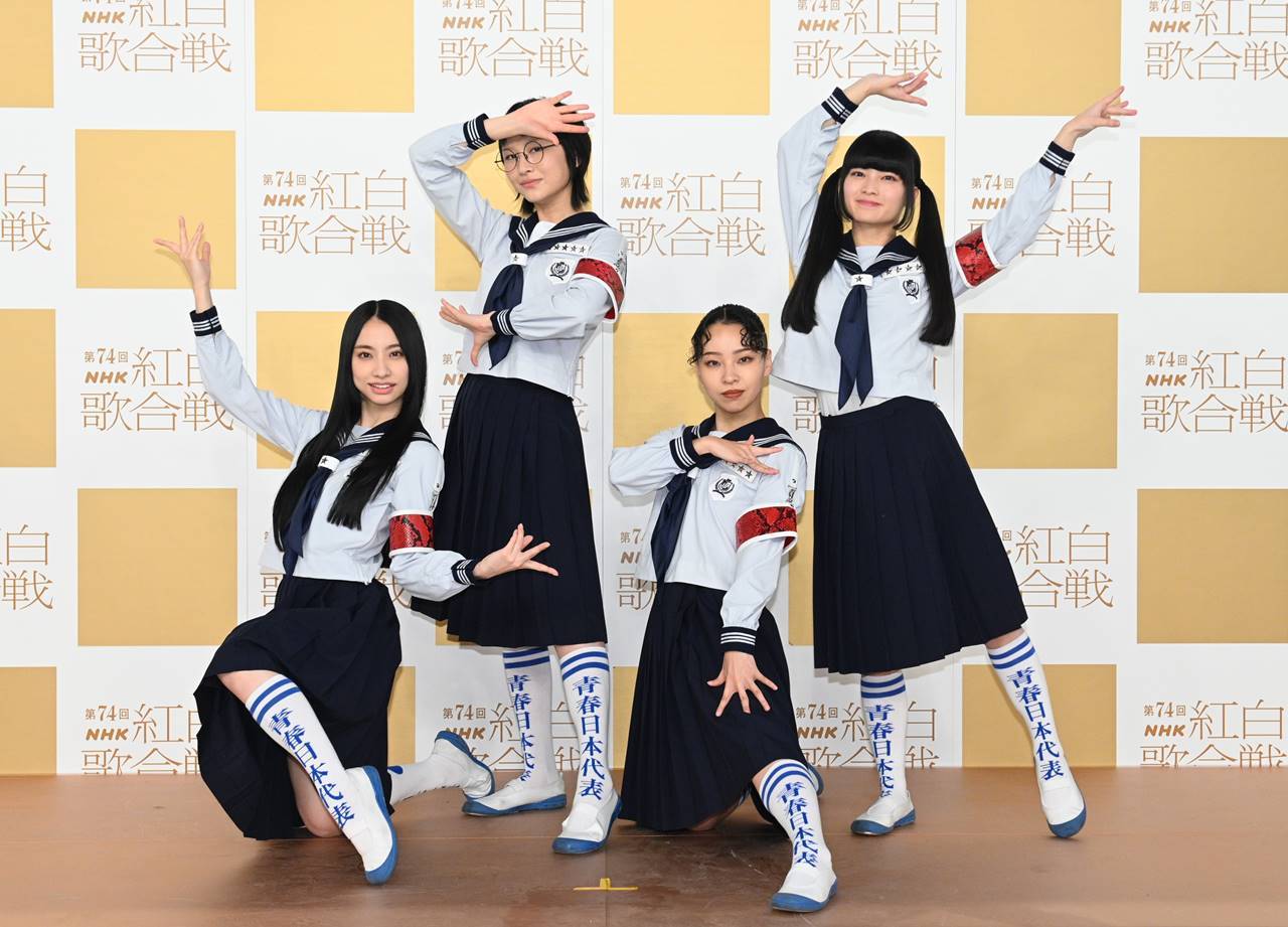 新しい学校のリーダーズ、紅色のセーラー服で紅白トップバッター　出演者も“首振りダンス”で盛り上げる